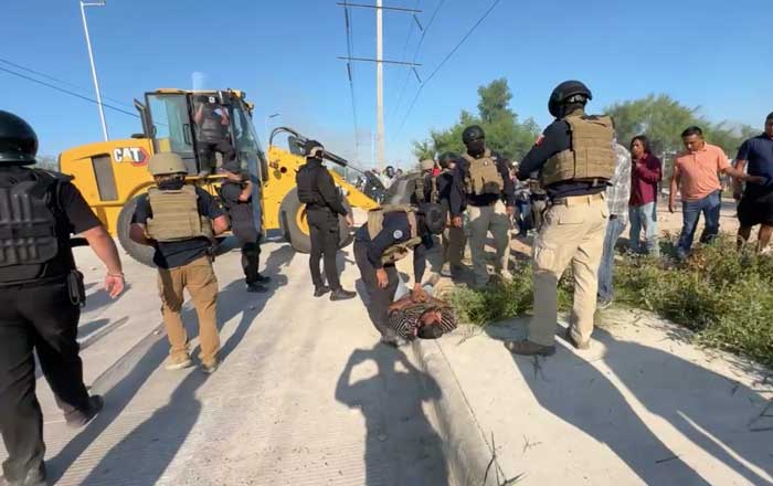 Enfrentamiento entre policías y colonos de asentamiento irregular en Reynosa 1 12