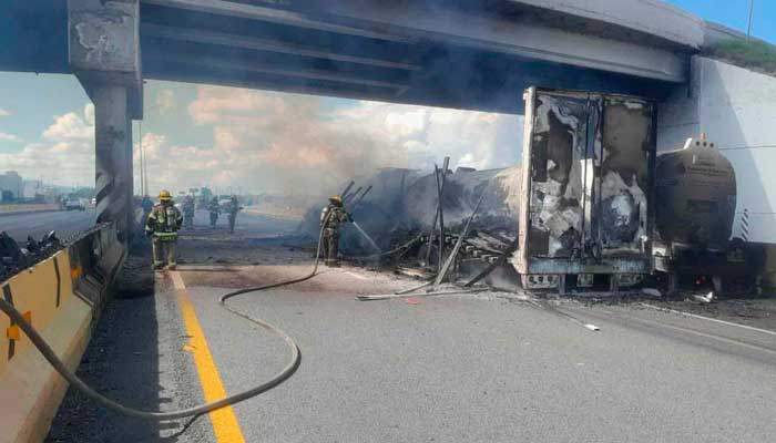 Reportan incendio tras choque de pipa y trailer en Apodaca 4 356