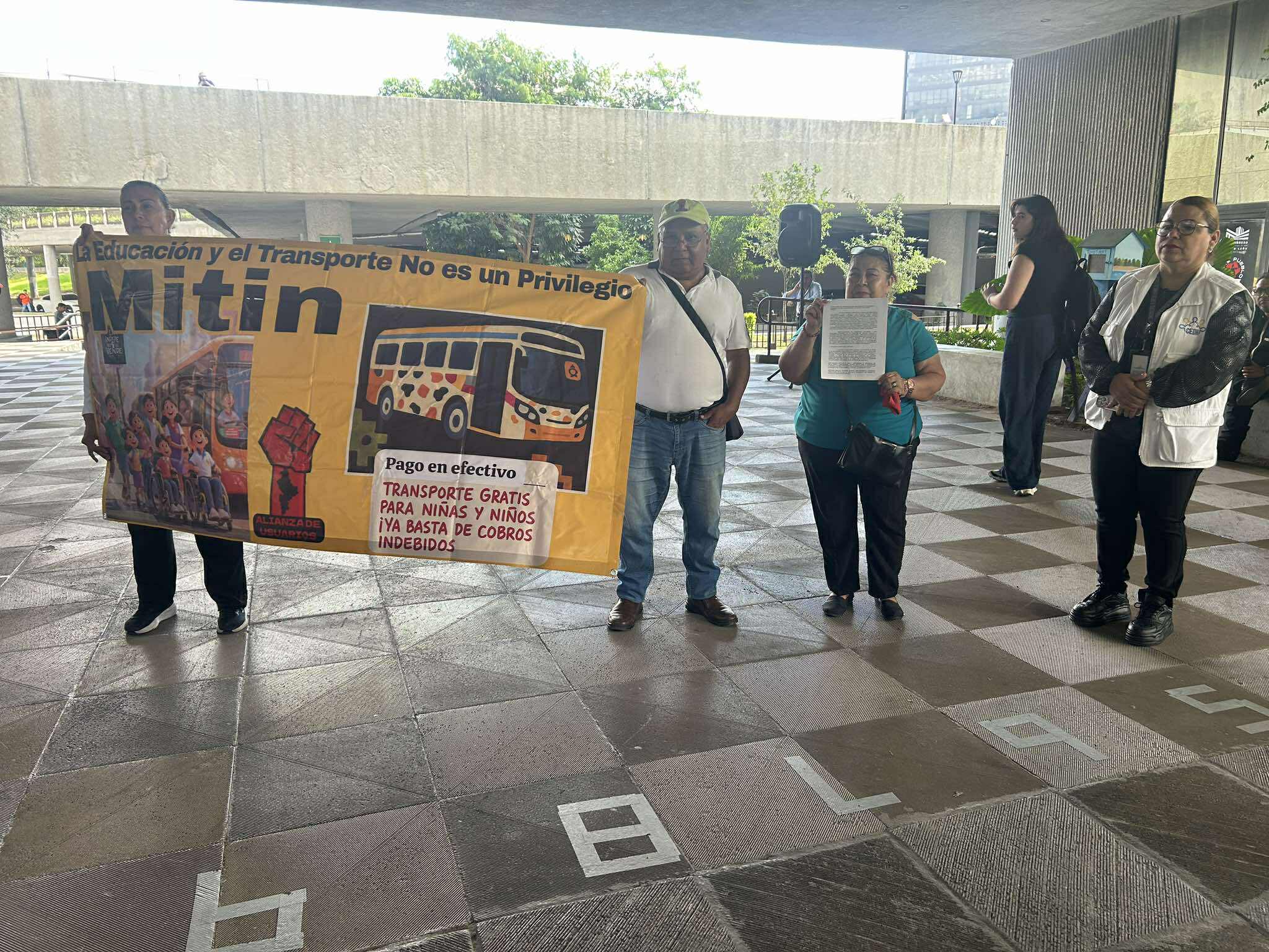 Protestan contra servidores públicos y funcionarios en el Congreso 1 543689535 801620812662301 7143508719784339002 n