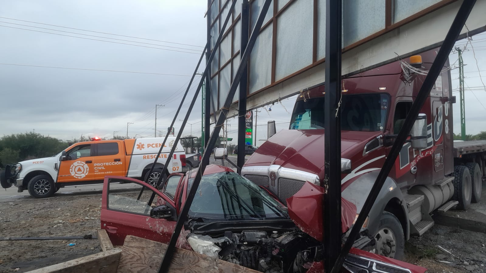 Tráiler embiste a auto en Juárez; hay tres lesionados 1 546703387 767690839453470 6055612507720120237 n