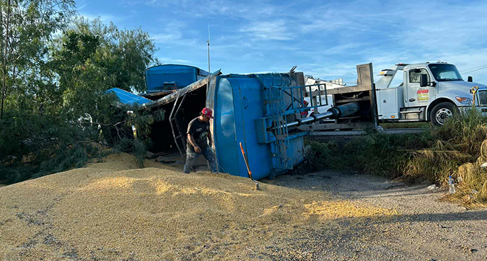 Vuelca tráiler cargado de maíz en la Ribereña 1 552963287 2554998238232807 2053255948624322518 n