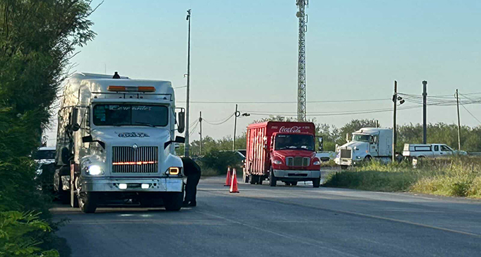 Vuelca tráiler cargado de maíz en la Ribereña 2 553578441 1125065816263976 1528642934041744657 n