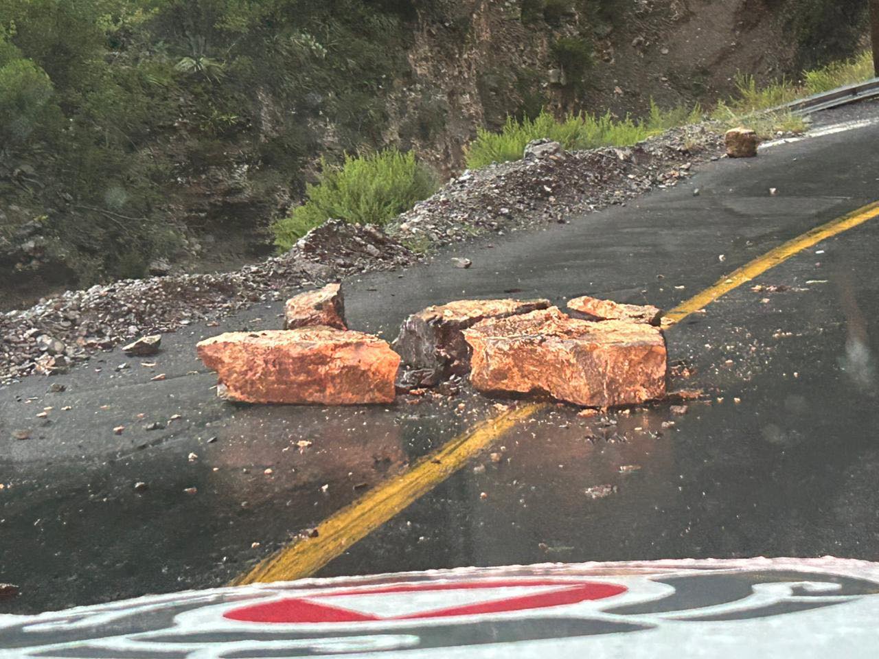 Deslaves obstruyeron la carretera Linares–Iturbide 2 554040545 774644335558454 2422777558455146811 n