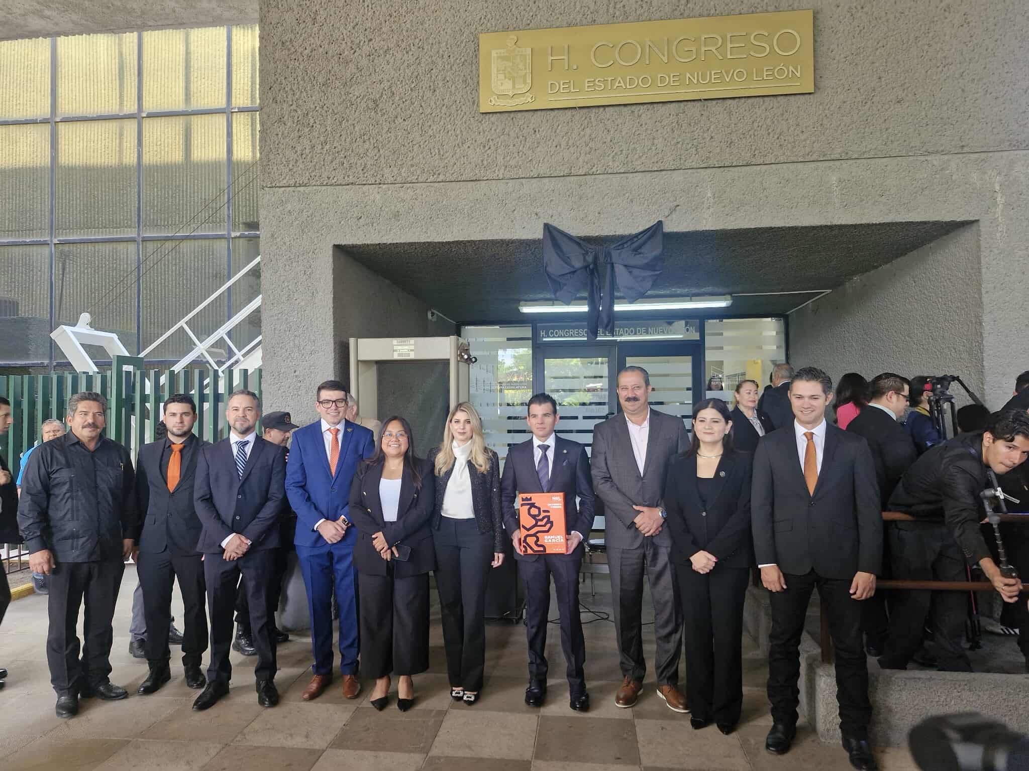 Protestan contra servidores públicos y funcionarios en el Congreso 2 564848914 1120963103438329 5570726327107328453 n