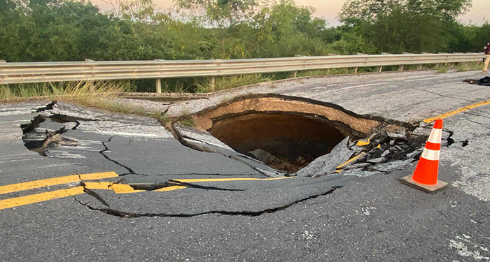 Cierran circulación en carretera federal 180 por socavón 2 566528250 1164366985622243 1866469200471899149 n