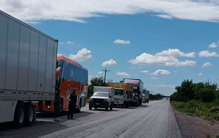 Protesta del campo paraliza carretera en Tamaulipas 2 567 1 1