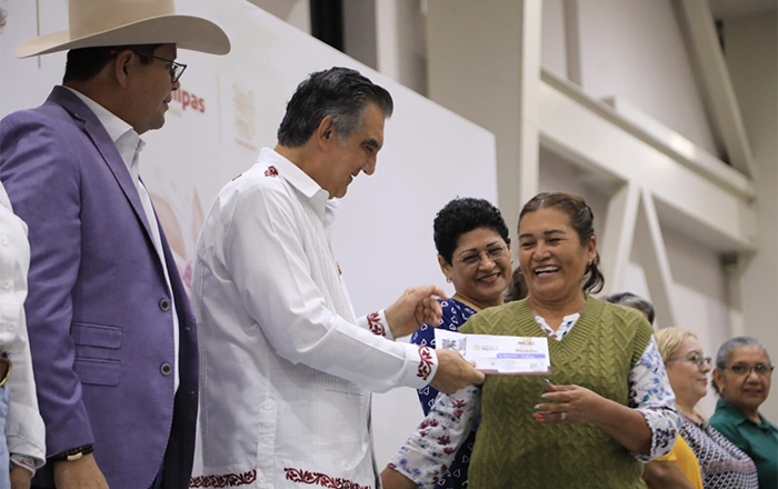 Entrega Américo tarjetas de Pensión Mujeres Bienestar; llegará a 93 mil tamaulipecas 1 AMERICO 2 2
