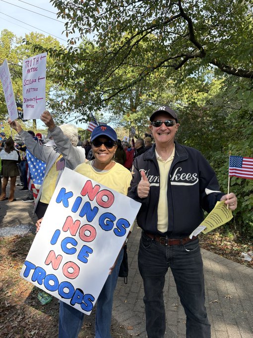 Vuelven a marchar miles de personas en contra de Trump 2 DOS 1 2