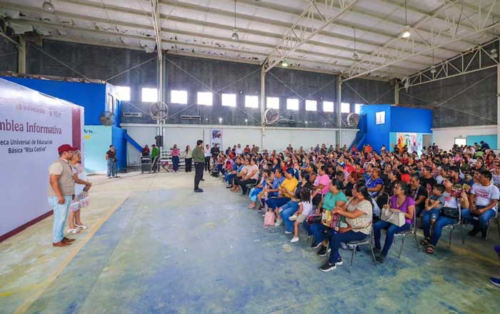 Apoyó Carlos Peña Ortiz entrega de becas Rita Cetina en Secundaria 10 2 IND 1 1
