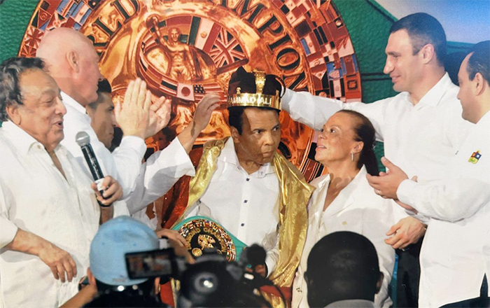 El guante de Mohamed Alí y una colección de grandes boxeadores (VIDEO) 2 JOSE SULAIMAN
