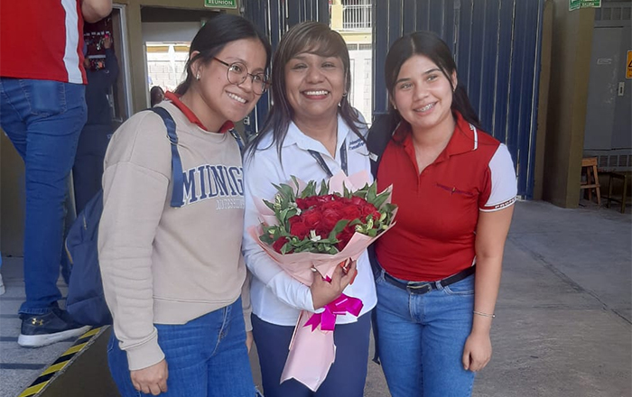 Con mariachi es despedida por sus alumnos maestra de la UT (VIDEO) 1 MAESTRA 2