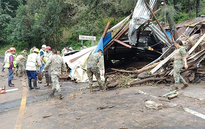 Lleva Marina ayuda urgente a pobladores de Poza Rica 5 MARINA 4 1