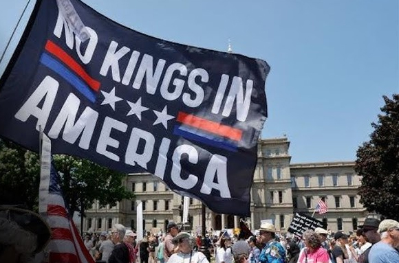 Vuelven a marchar miles de personas en contra de Trump 1 NO KINGS