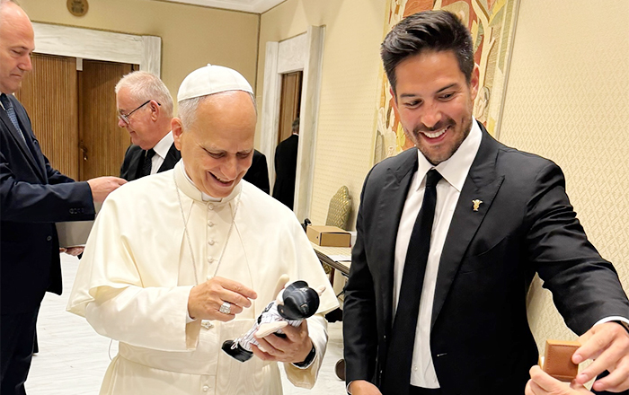 Obsequian al Papa un muñeco Simi con sotana en el Vaticano 1 PAPA 2