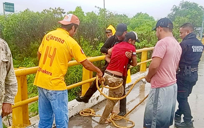 Joven cae en crecida del río San Marcos; lo rescata la Guardia Estatal 1 RIO SAN MARCOS