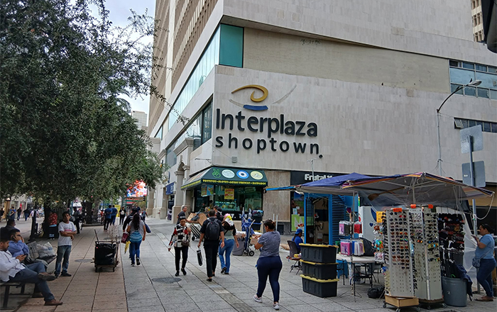 Limpian de 'fritangueros' la Zona Rosa de Monterrey (FOTOGALERÍA) 4 ZONA ROSA 5