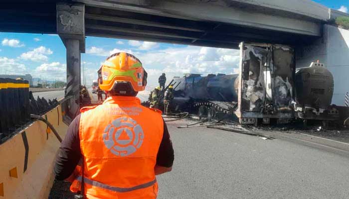 Reportan incendio tras choque de pipa y trailer en Apodaca 2 avg