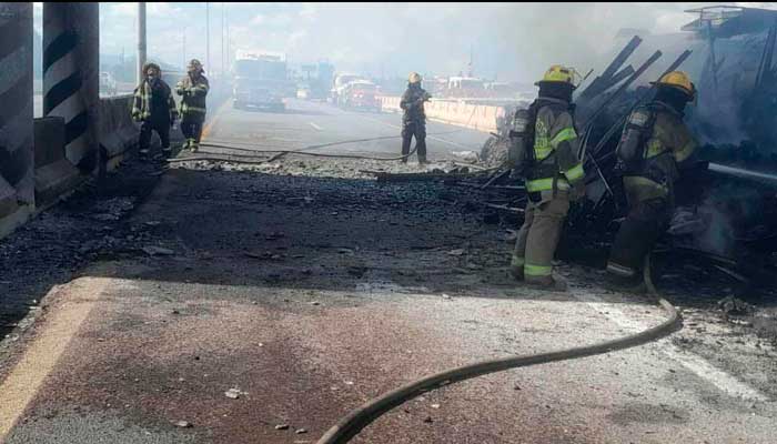 Reportan incendio tras choque de pipa y trailer en Apodaca 3 inc