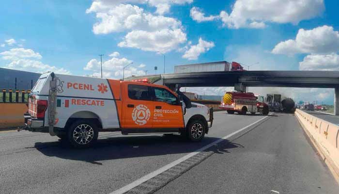 Reportan incendio tras choque de pipa y trailer en Apodaca 1 pc